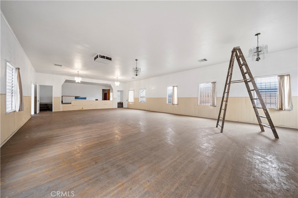 1101 W Florence Avenue Property Photo 23