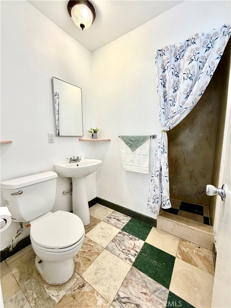 431 E Rosslynn Property Photo 8