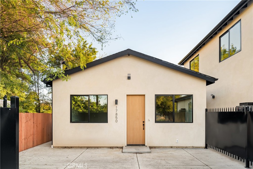 17852 Saticoy Street Property Photo 17