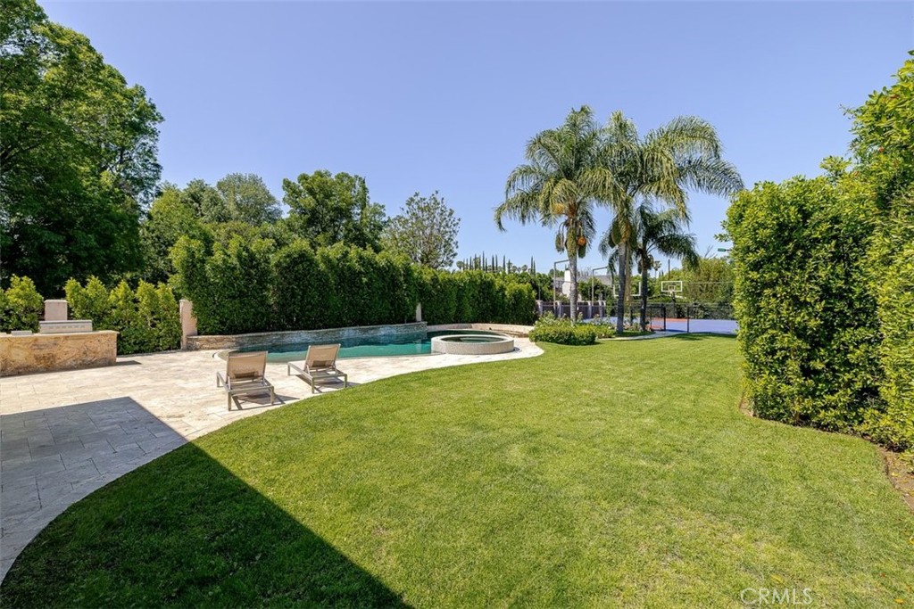 22953 Oxnard Street Property Photo 3