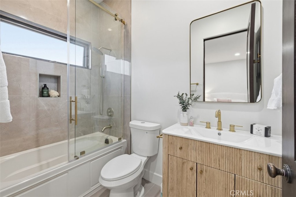 22953 Oxnard Street Property Photo 13