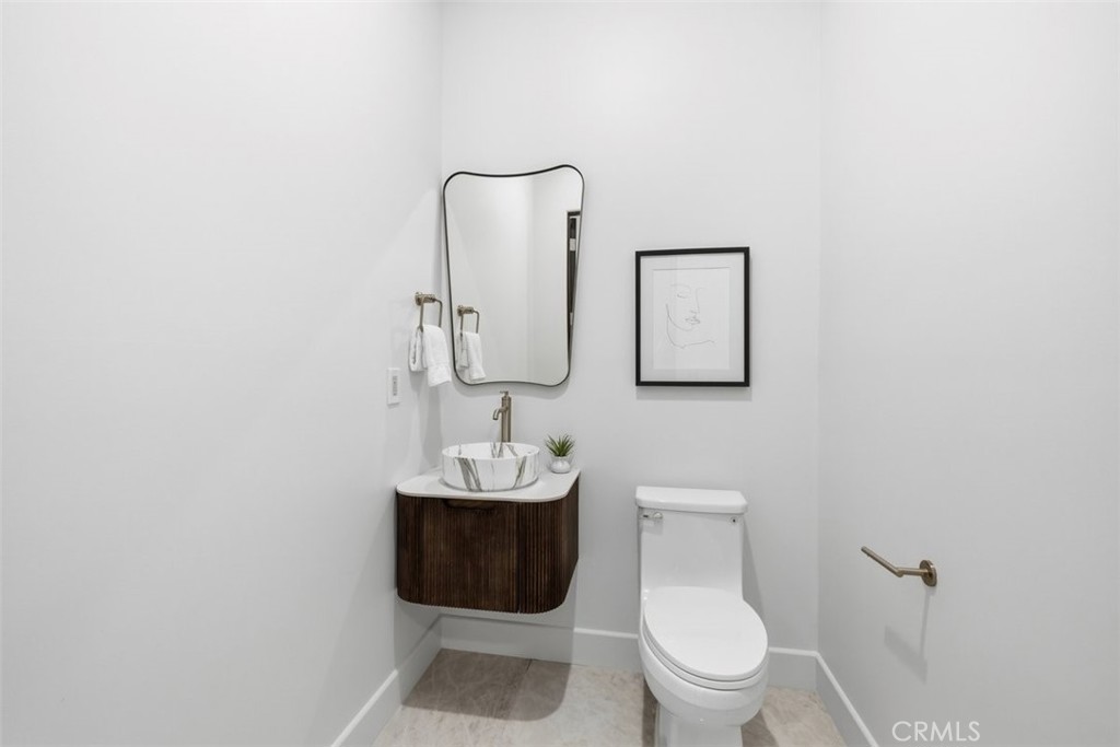22953 Oxnard Street Property Photo 15