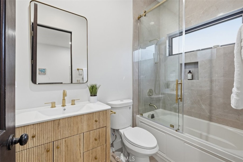 22953 Oxnard Street Property Photo 17