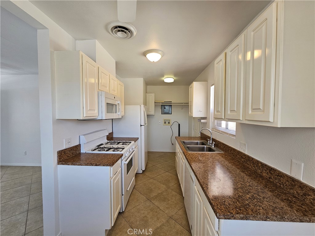 66051 3rd Property Photo 4
