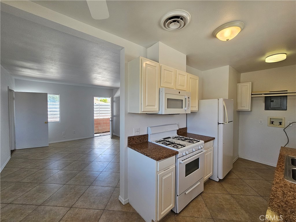 66051 3rd Property Photo 5
