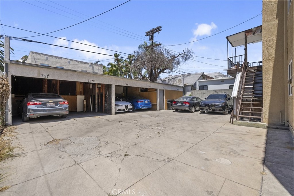 737 N Ridgewood Place Property Photo 16