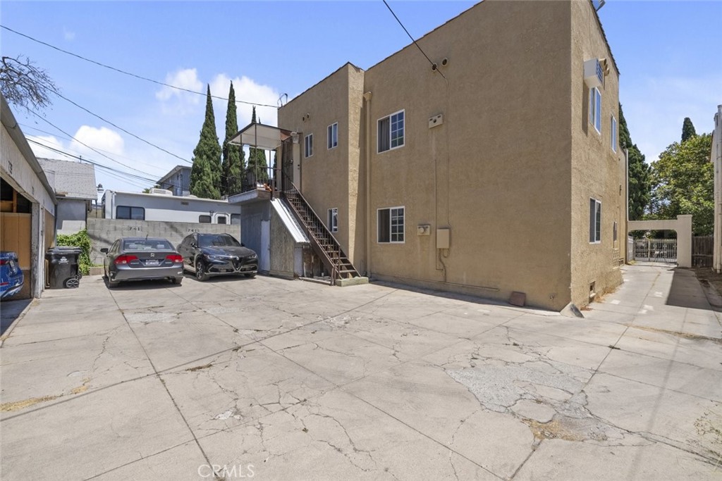 737 N Ridgewood Place Property Photo 17