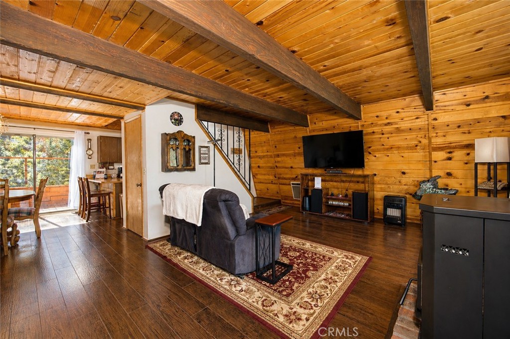 1916 Rustic Way Property Photo 4