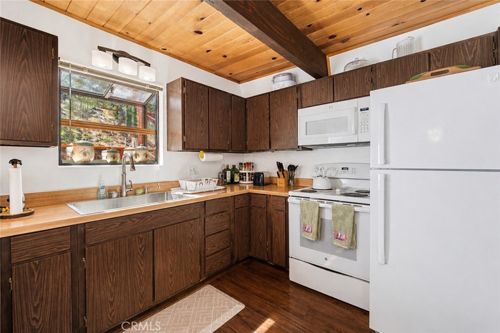 1916 Rustic Way Property Photo 7