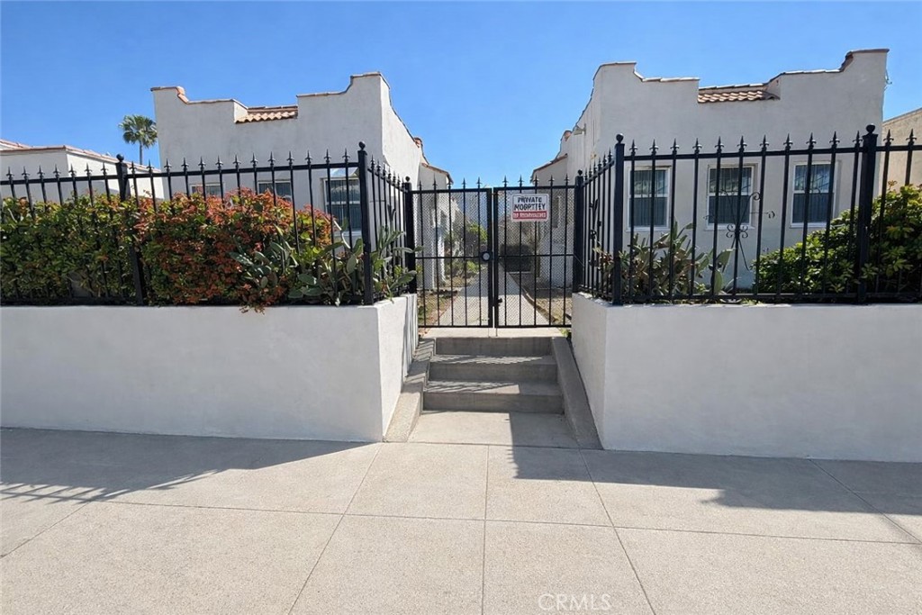 1246 N Kenmore Ave Property Photo 2