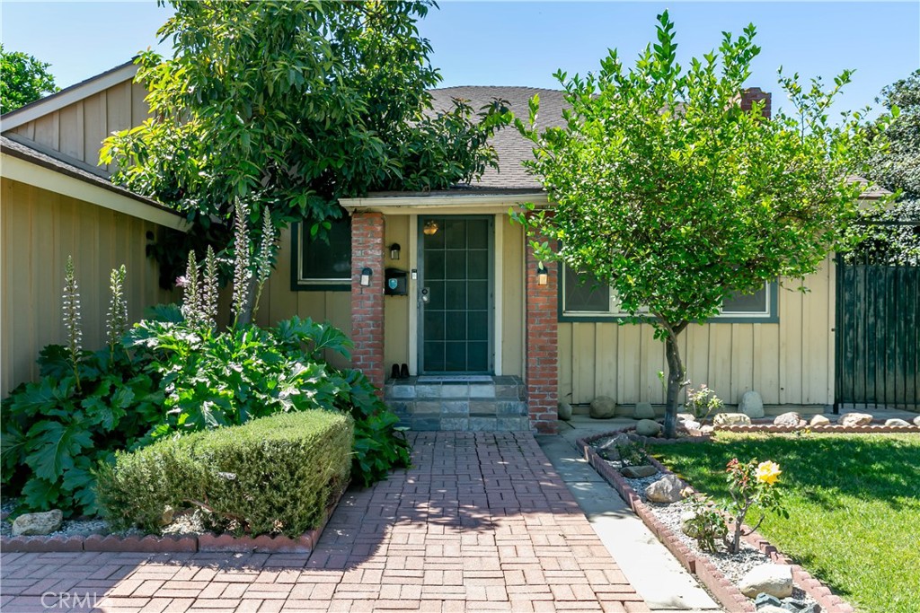 20748 Vose Property Photo 4