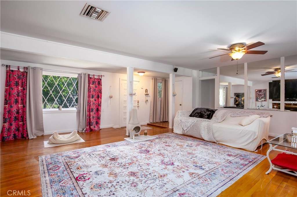 20748 Vose Property Photo 5