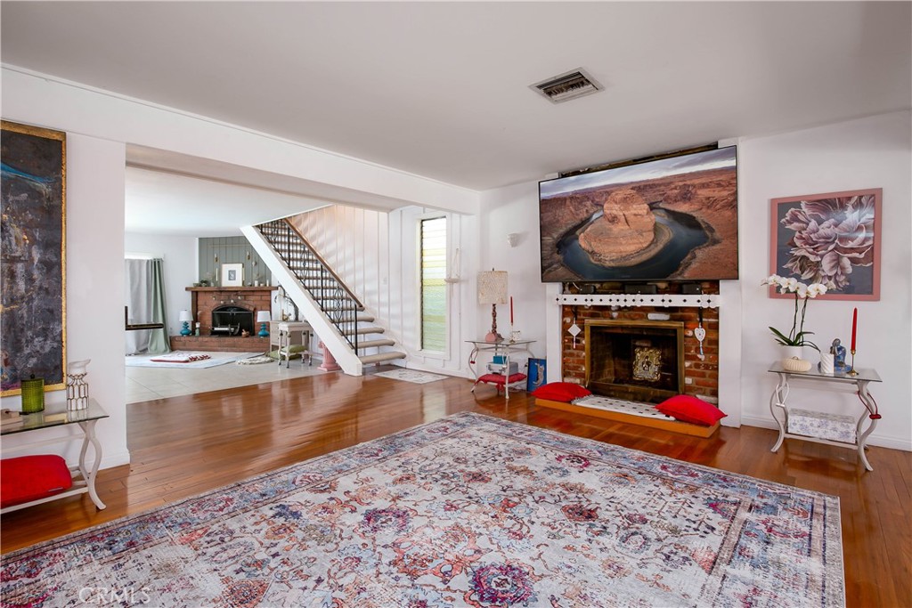 20748 Vose Property Photo 6