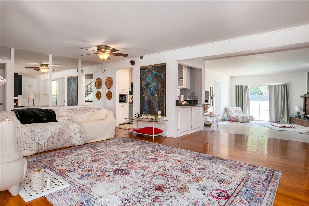 20748 Vose Property Photo 7