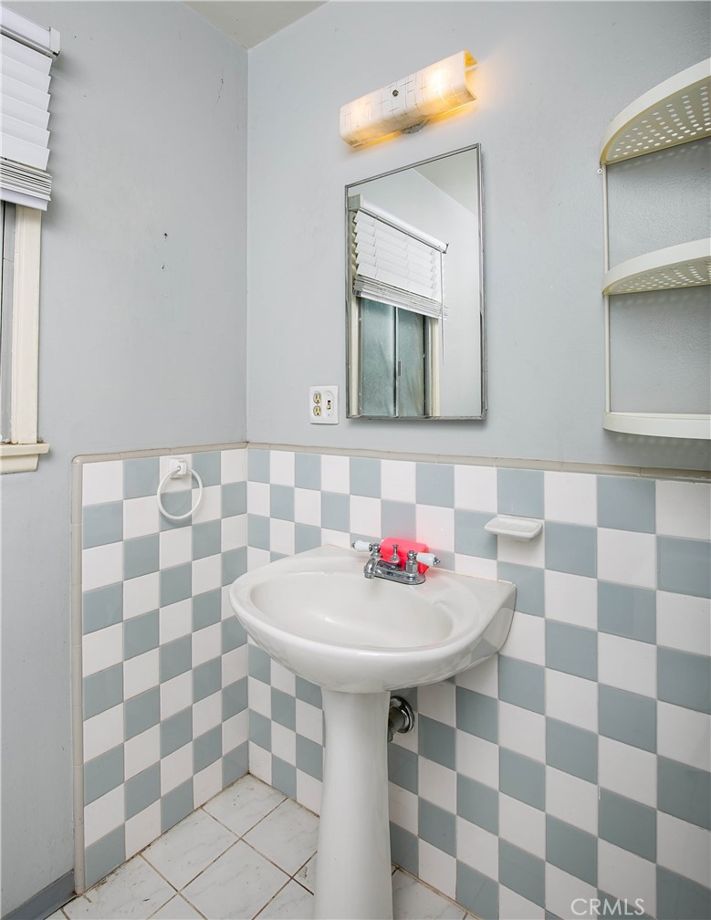20748 Vose Property Photo 14