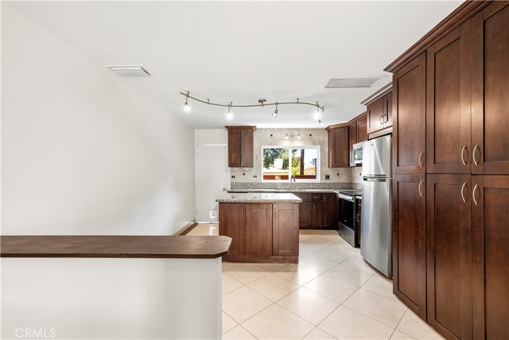 7320 Lennox Avenue D8 Property Photo 10