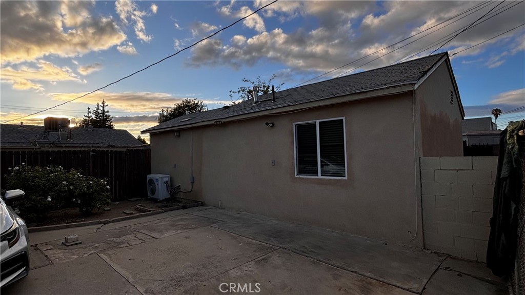 7922 Lindley Property Photo 3