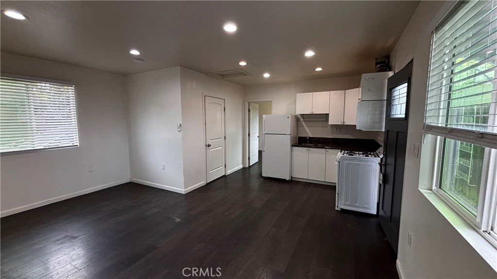 7922 Lindley Property Photo 4