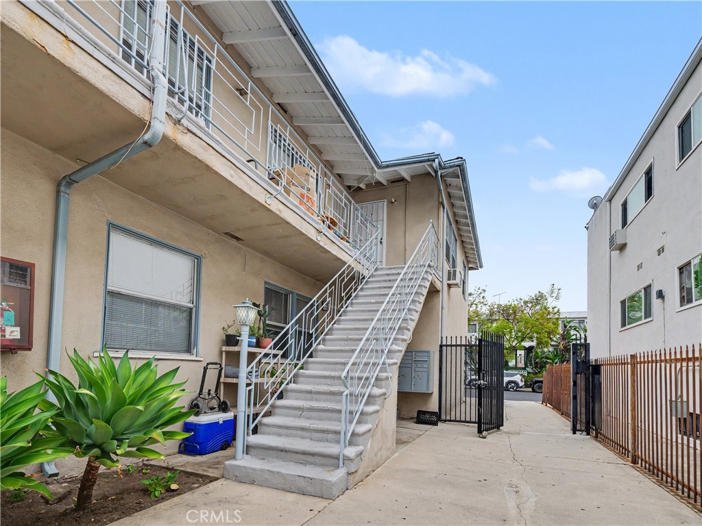 1037 N Curson 7 Property Photo 3