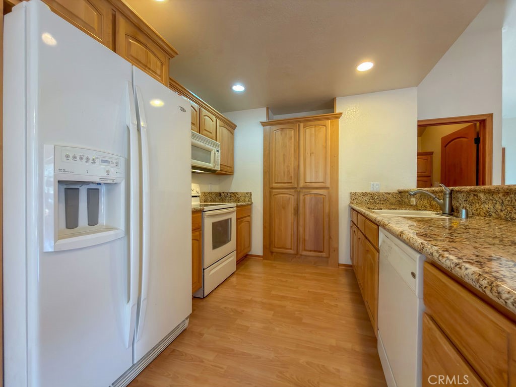 15908 Edgewood Property Photo 6