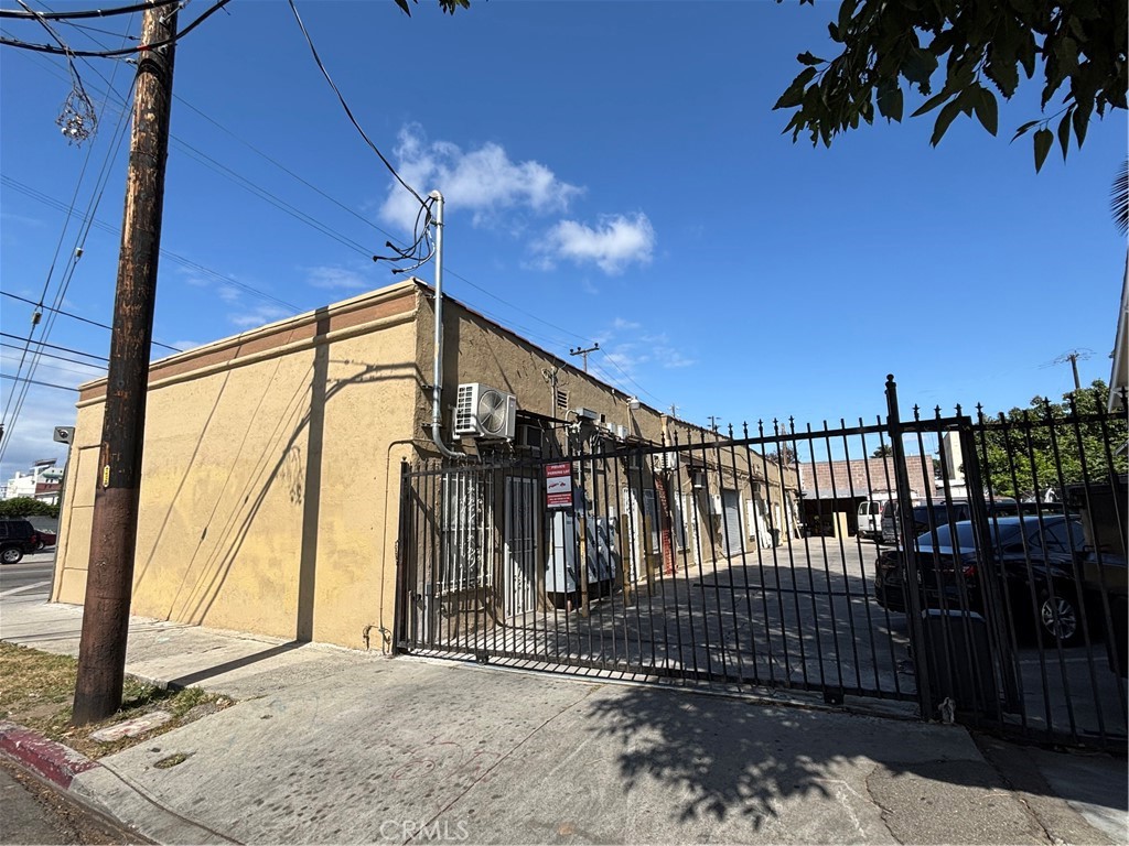 2030 - 2042 Venice Property Photo 11