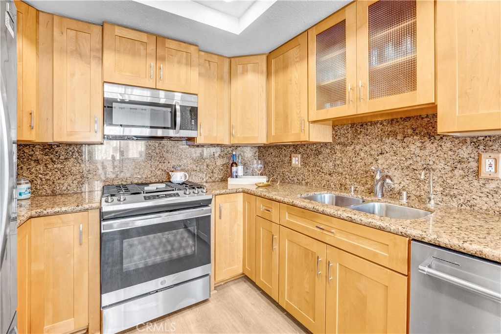 17914 Magnolia Boulevard 210 Property Photo 11