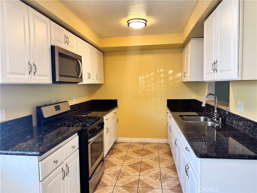 9019 Cedros Avenue 12 Property Photo 2