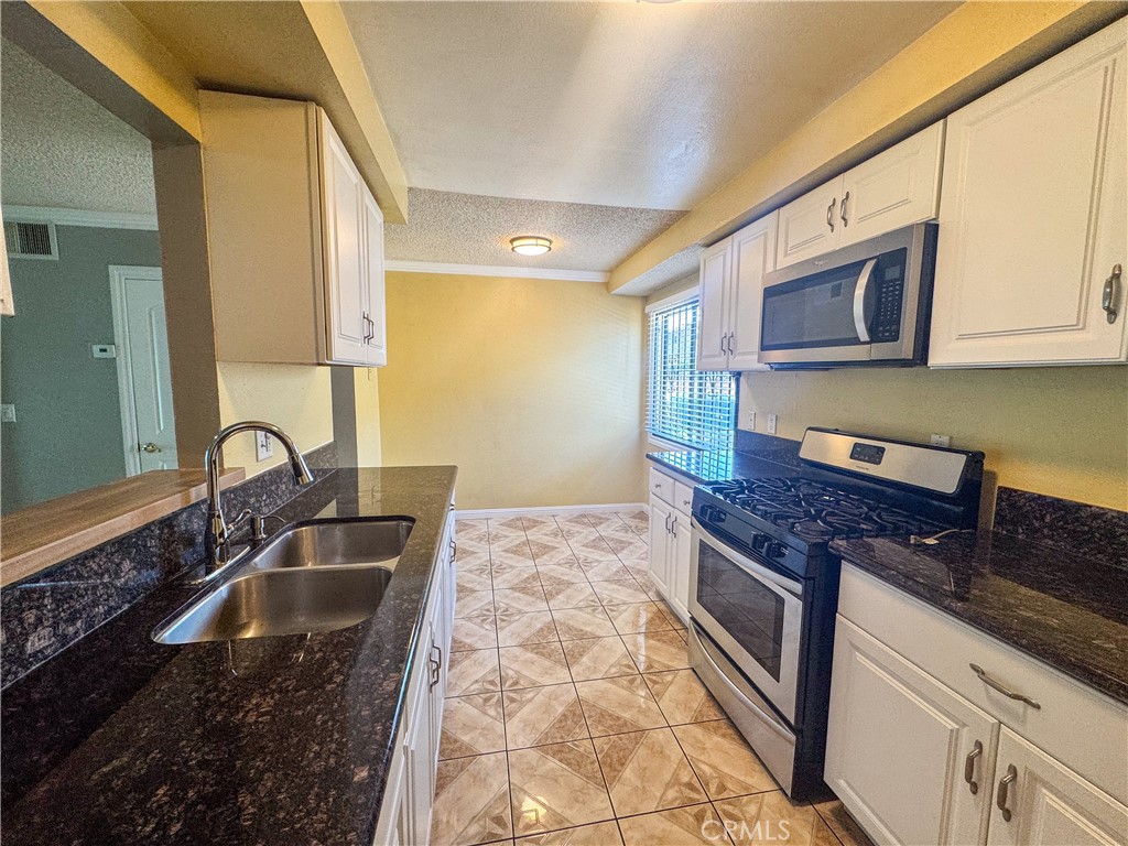 9019 Cedros Avenue 12 Property Photo 3