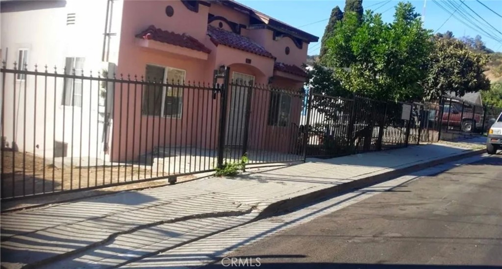 523521 Clifton St Property Photo 3