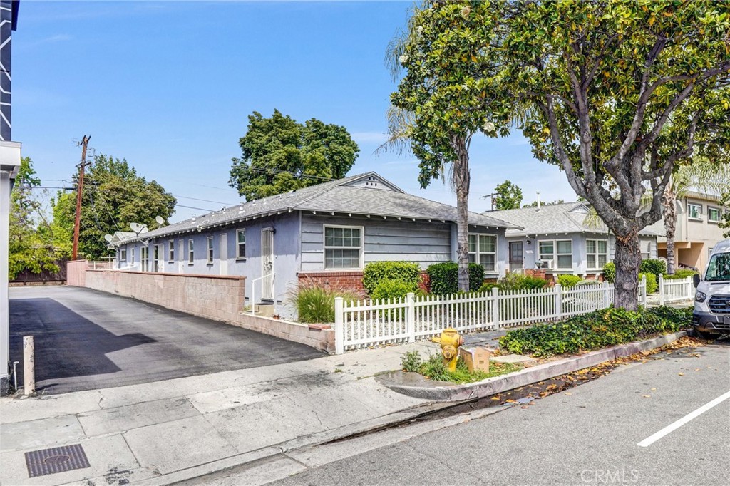 14821 Burbank Property Photo 2