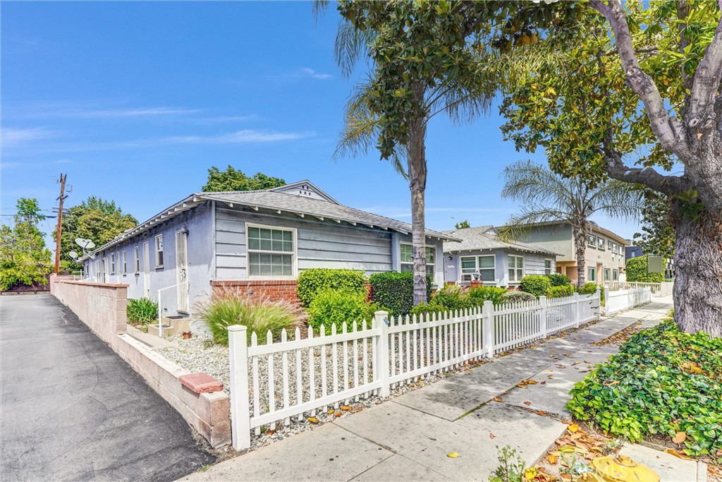 14821 Burbank Property Photo 3