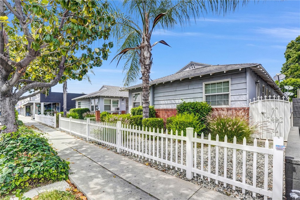 14821 Burbank Property Photo 5
