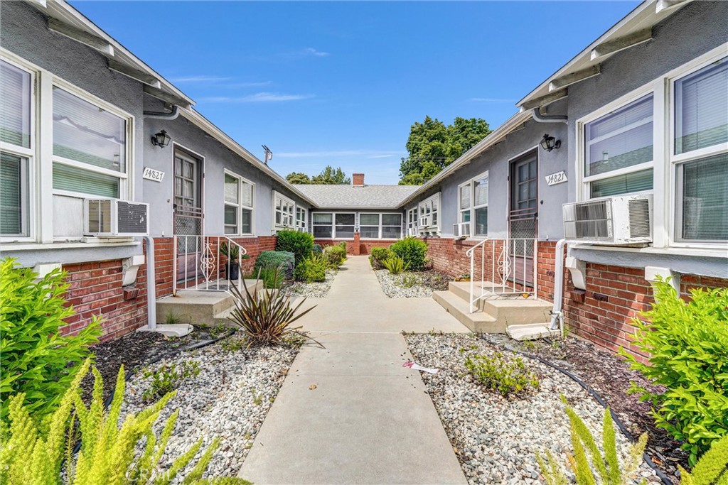14821 Burbank Property Photo 8