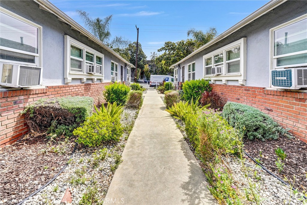 14821 Burbank Property Photo 9