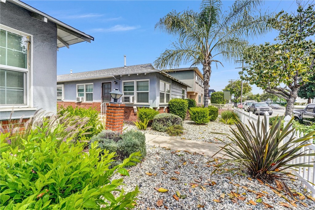 14821 Burbank Property Photo 11