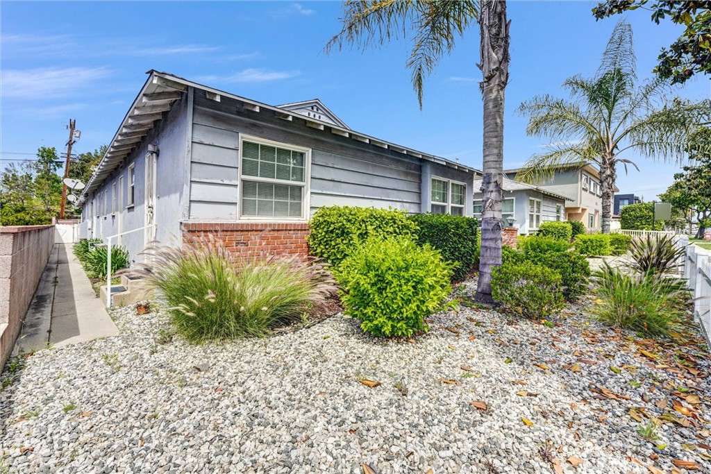 14821 Burbank Property Photo 12