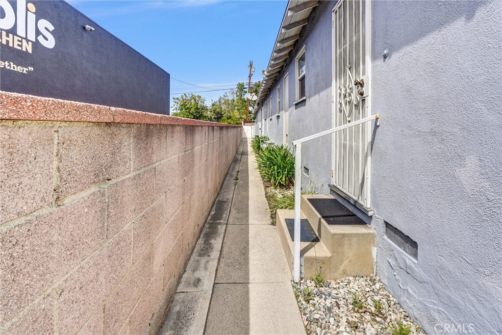 14821 Burbank Property Photo 13
