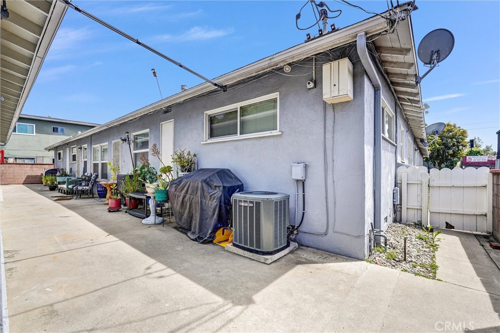 14821 Burbank Property Photo 16