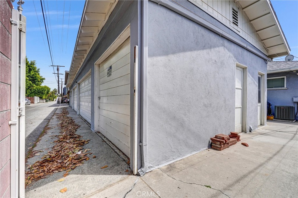 14821 Burbank Property Photo 17