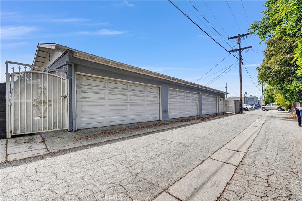 14821 Burbank Property Photo 18