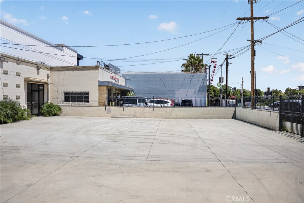 14521 Arminta Property Photo 4