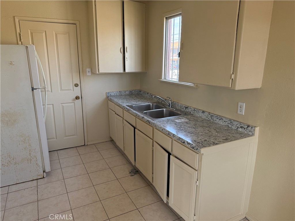 7819 S Hoover Property Photo 3