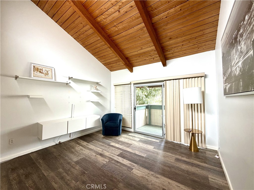 8601 International 224 Property Photo 2