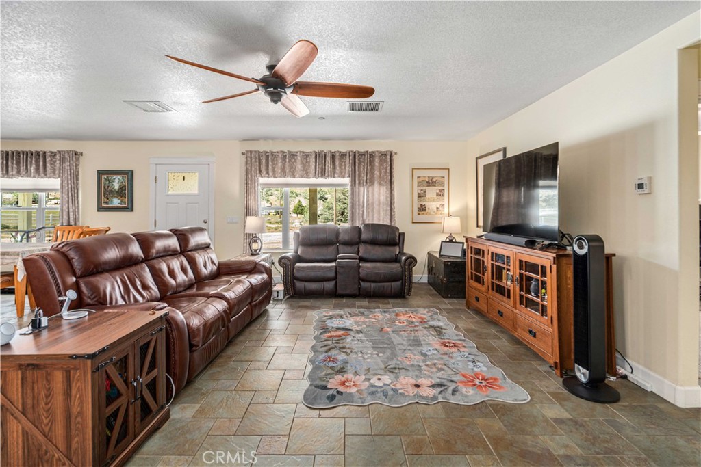 46472 Kings Canyon Rd Property Photo 11