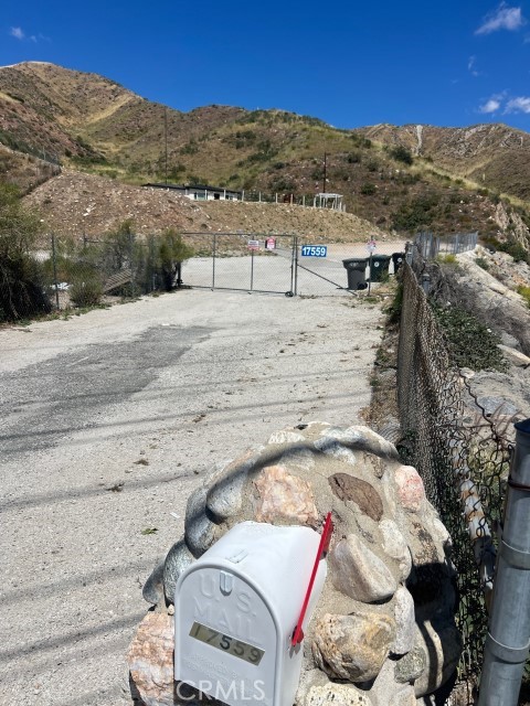 17559 Sierra Highway Property Photo 11