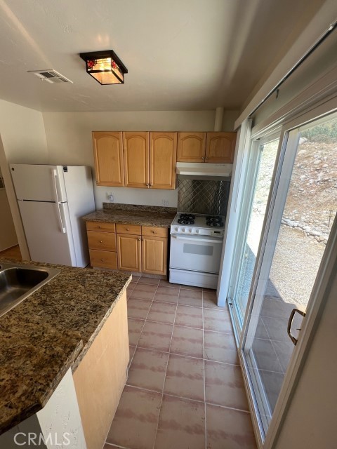 17559 Sierra Highway Property Photo 21
