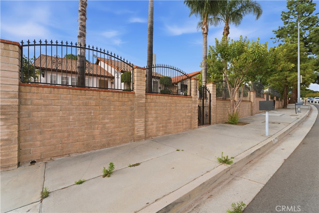 15863 Foothill Property Photo 4