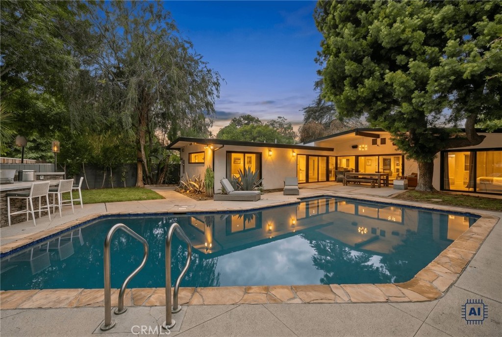 15456 Victory Boulevard Property Photo 1