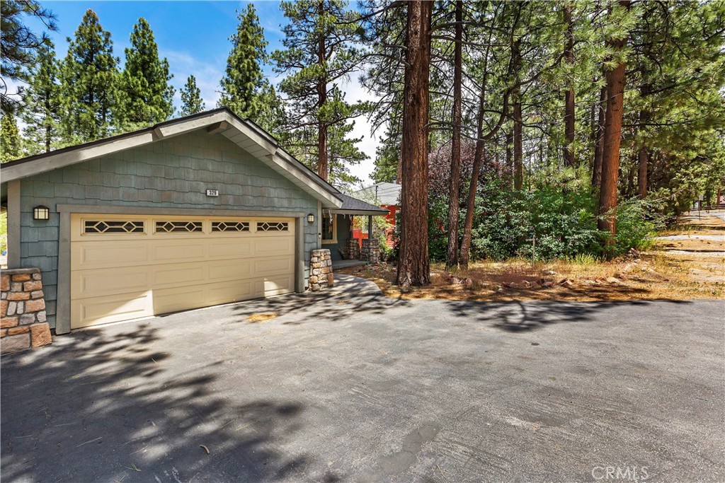 329 E Sherwood Boulevard Property Photo 1