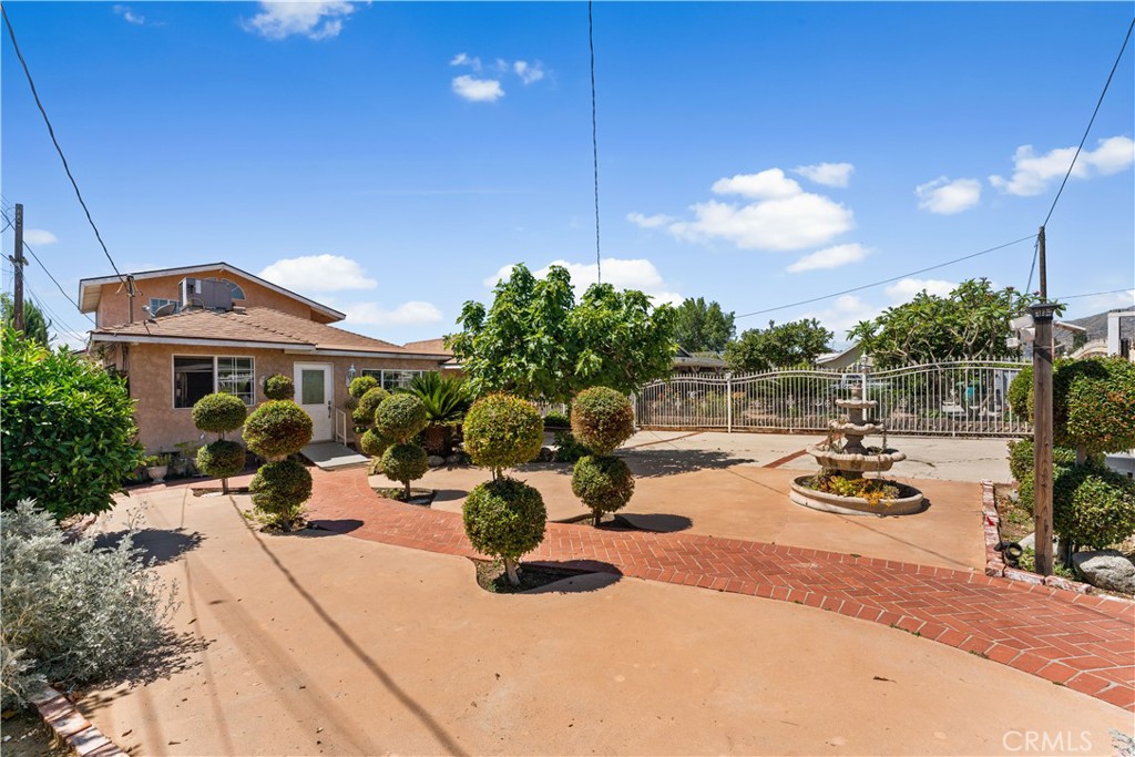 13007 Glenoaks Boulevard Property Photo 2